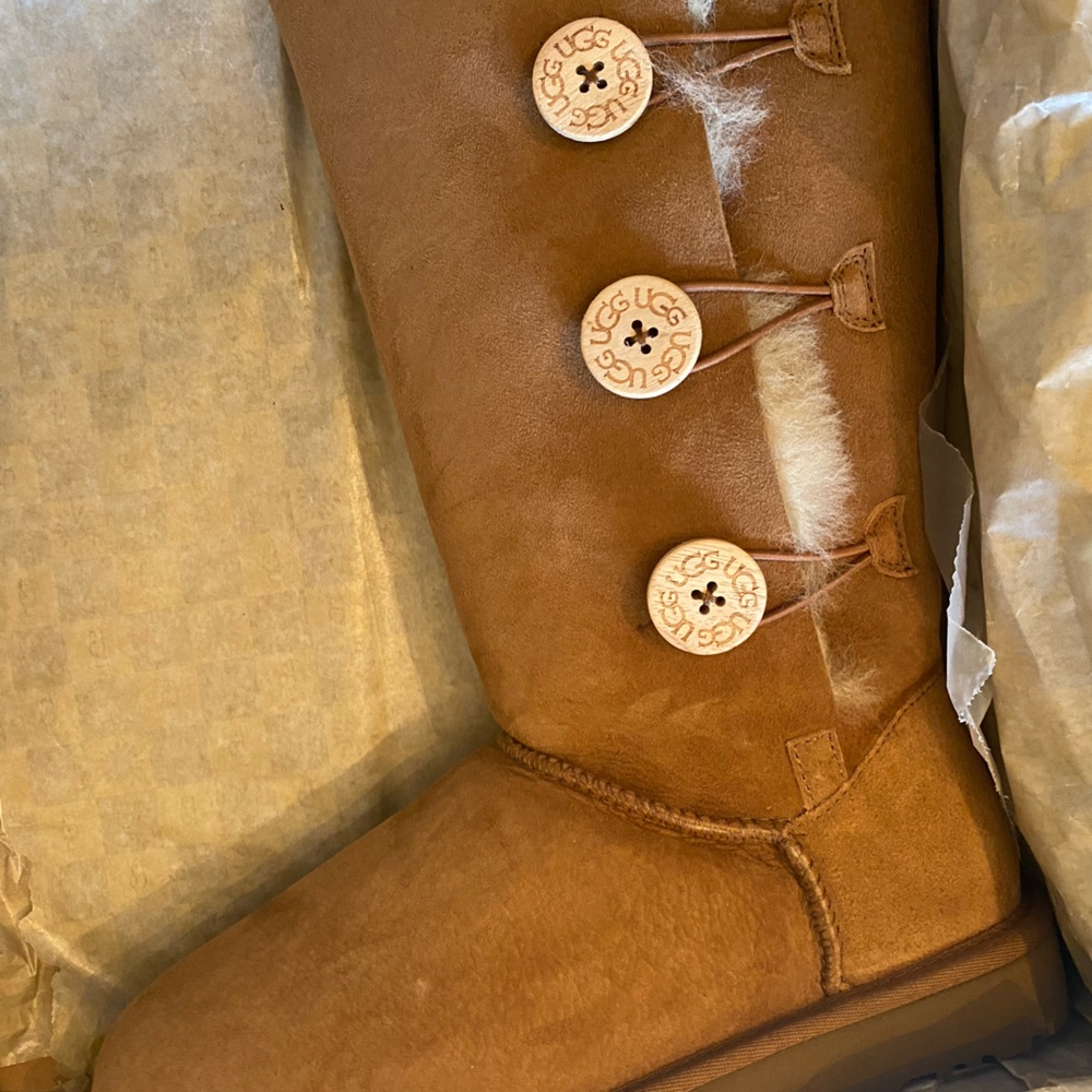 Like New Uggs! Bailey button size 8.